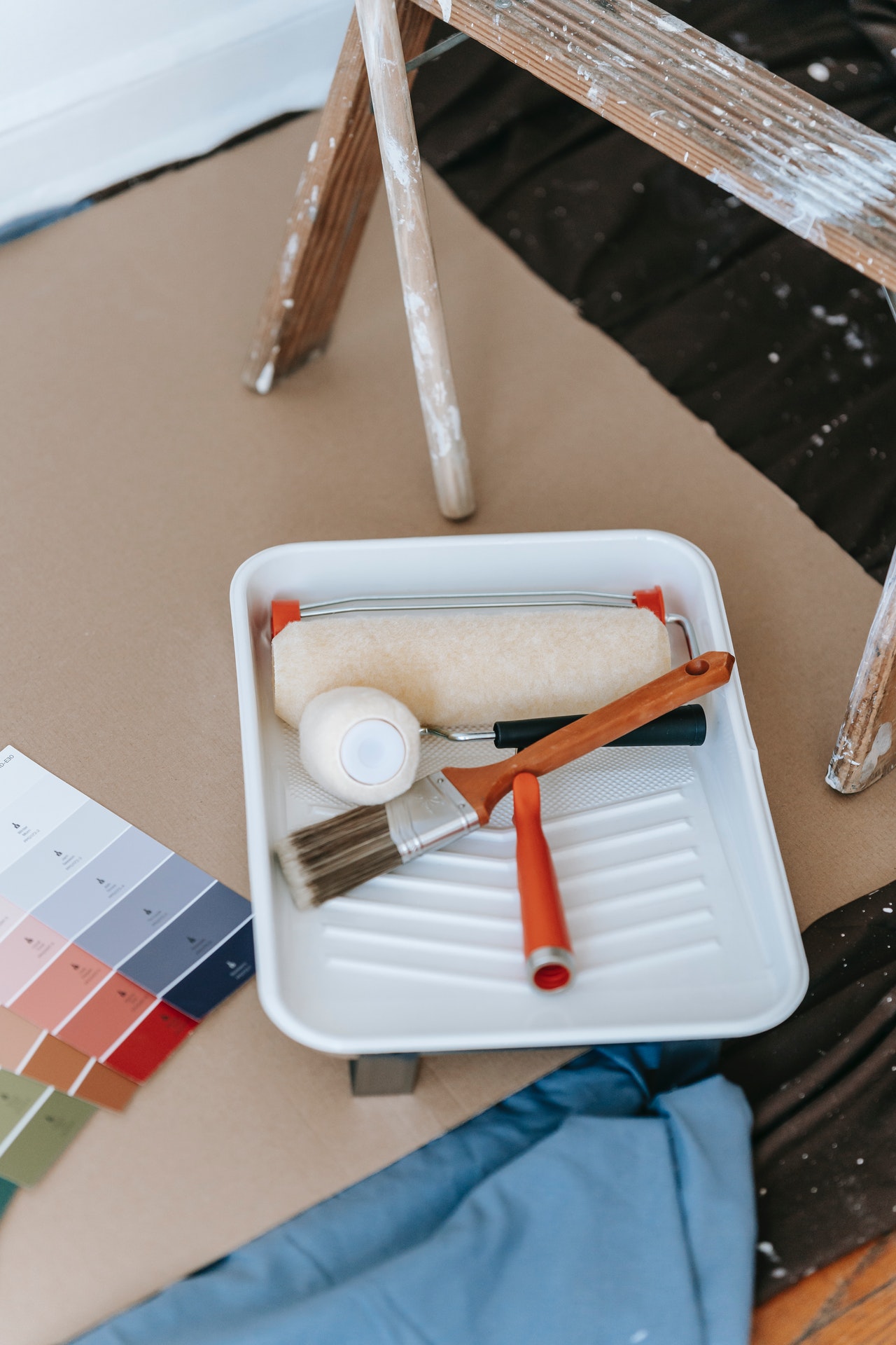 Painting supplies to paint walls in a house